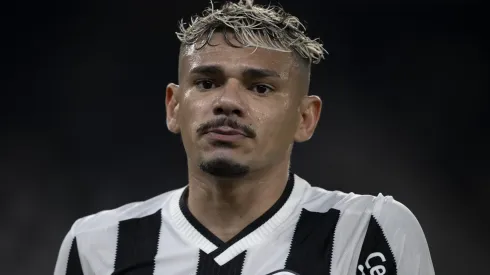 Tiquinho deve formar dupla de ataque com Igor Jesus.