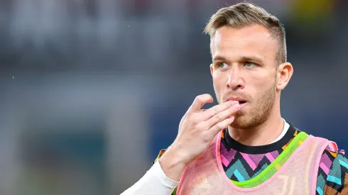 Arthur Melo of Juventus looks on during his warm-up session prior to kick-off in the Serie A match between Genoa CFC and Juventus at Stadio Luigi Ferraris on April 30, 2022 in Genoa, Italy. Meia deve ter destino surpreendente