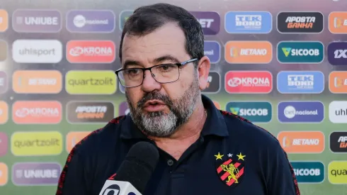 Enderson Moreira tecnico do Sport durante partida contra o Mirassol no estadio Ilha do Retiro pelo campeonato Brasileiro B 2023. Técnico pode fechar com o clube
