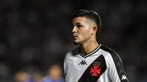 Adson jogador do Vasco durante partida contra o Cruzeiro no estadio Sao Januario pelo campeonato Brasileiro A 2024. Foto: Thiago Ribeiro/AGIF