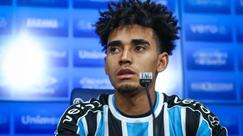 Vice-presidente de futebol Antonio Brum, apresenta o volante Du Queiroz como novo reforço do Gremio para a temporada 2024.