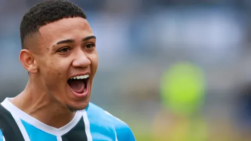 Gustavo Nunes jogador do Grêmio comemora seu gol durante partida contra o Operário no estádio Francisco Stédile pelo campeonato Copa Do Brasil 2024. Ponta pode ser vendido