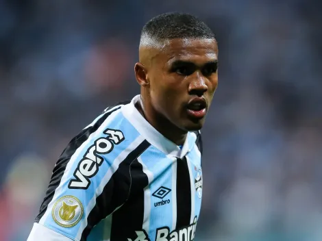Futuro de Douglas Costa surpreende e chega voando no Grêmio