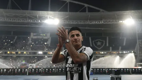 Thiago Almada durante apresentação para a torcida contra o Atlético-MG.