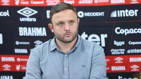 Foto: José Tramontin/athletico.com.br - Mazzuco durante enntrevista coletiva no Athletico.