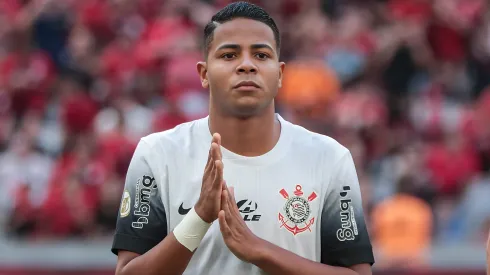 Wesley jogador do Corinthians durante execução do hino nacional antes da partida contra o Athletico-PR no estádio Arena da Baixada pelo campeonato Brasileiro A 2024. Ponta deve deixar o clube (Imagem: Robson Mafra/AGIF)