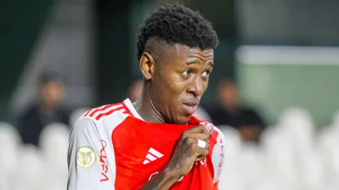 Vitao jogador do Internacional comemora seu gol durante partida contra o Gremio no estadio Couto Pereira pelo campeonato Brasileiro A 2024. Zagueiro deve ficar no clube