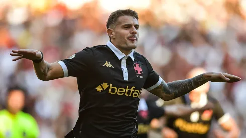Vegetti jogador do Vasco comemora seu gol durante partida contra o Flamengo no estádio Maracanã pelo campeonato Brasileiro A 2024. Centroavante recebeu oferta para deixar o Vascão