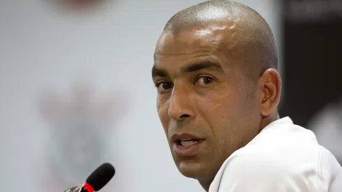 Emerson Sheik fala aos jornalista durante sua apresentacao oficial no Corinthians em coletiva de imprensa no CT Joaquim Grava. Medalhão polêmizou sobre o Imortal