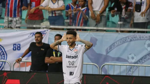 Matheusinho jogador do Vitoria durante partida contra o Bahia no estadio Arena Fonte Nova pelo campeonato Baiano 2024. Foto: Renan Oliveira/AGIF