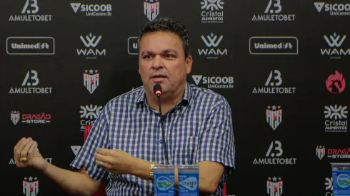 Foto: Bruno Corsino/Atlético-GO - Adson Batista durante entrevista coletiva.