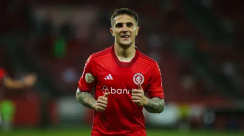 Bustos durante confronto contra o Bragantino no Brasileirão de 2023.