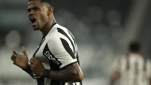 Junior Santos jogador do Botafogo comemora seu gol durante partida contra o LDU no estadio Engenhao pelo campeonato Copa Libertadores 2024