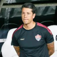 Thiago Carpini bate o martelo e Vitória encaminha saída de meio-campista: \'Não convenceu\'