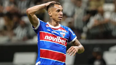 Breno Lopes durante confronto contra o Atlético-MG no Campeonato Brasileiro de 2024.