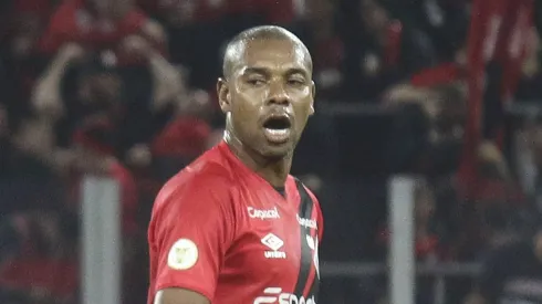 Fernandinho jogador do Athletico-PR comemora seu gol durante partida contra o Sao Paulo no estadio Arena da Baixada pelo campeonato Brasileiro A 2024.