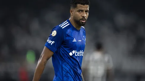 João Marcelo jogador do Cruzeiro durante partida contra o Botafogo no estadio Engenhao pelo campeonato Brasileiro A 2024.