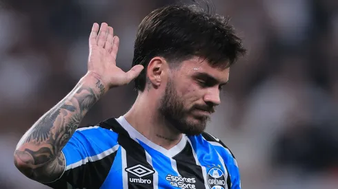 Nathan jogador do Gremio lamenta durante partida contra o Corinthians no estadio Arena Corinthians pelo campeonato Brasileiro A 2024. Futuro do meia virou debate.