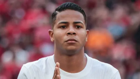 Wesley jogador do Corinthians durante execucao do hino nacional antes da partida contra o Athletico-PR no estadio Arena da Baixada pelo campeonato Brasileiro A 2024.
