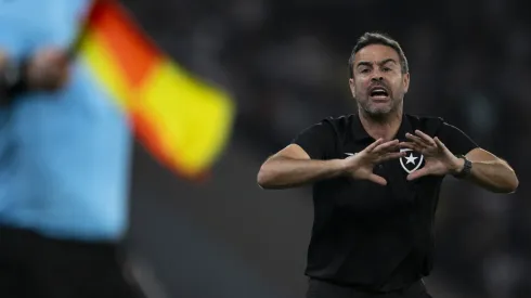 Artur Jorge técnico do Botafogo durante partida contra o Palmeiras no estádio Engenhão pelo campeonato Brasileiro A 2024. Foto: Jorge Rodrigues/AGIF
