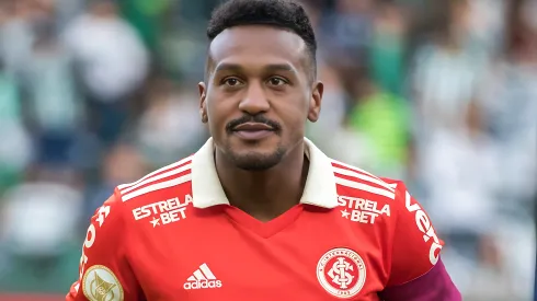 Edenilson jogador do Internacional durante execução do hino nacional antes da partida contra o Coritiba no estádio Couto Pereira pelo campeonato Brasileiro A 2022. Meio-campista foi mal em partida pelo rival.