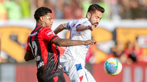Rodrigo Andrade jogador do Vitoria disputa lance com Everton Ribeiro jogador do Bahia durante partida no estádio Barradão pelo campeonato Brasileiro A 2024. Foto: Jhony Pinho/AGIF