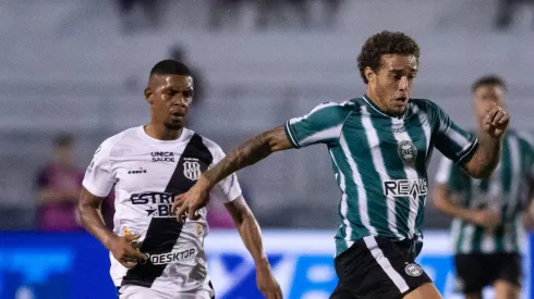 Lucas Figueiredo jogador do Coritiba durante partida contra o Ponte Preta no estadio Moises Lucarelli pelo campeonato Brasileiro B 2024.