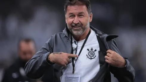 Augusto Melo durante confronto contra o Grêmio na Copa do Brasil de 2024.