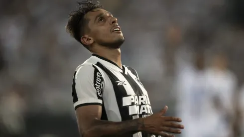 Damian Suarez jogador do Botafogo durante partida contra o Bahia no estadio Engenhao pelo campeonato Brasileiro A 2024. Foto: Jorge Rodrigues/AGIF