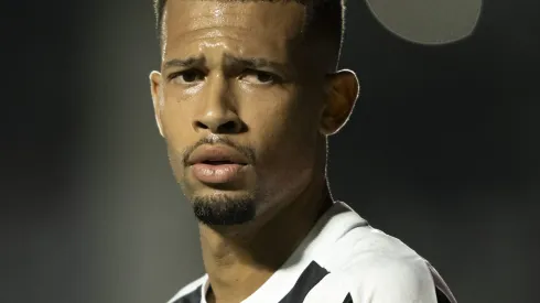 João Victor durante confronto contra o Grêmio no Campeonato Brasileiro 2024.