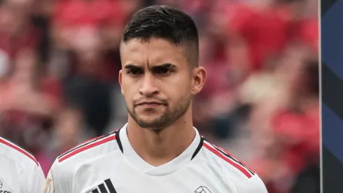 Rodrigo Nestor jogador do Sao Paulo durante execucao do hino nacional antes da partida contra o Athletico-PR no estadio Arena da Baixada pelo campeonato Brasileiro A 2023. Foto: Robson Mafra/AGIF