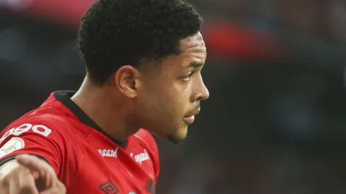 Vitor Roque durante confronto contra o Santos no Campeonato Brasileiro de 2023.