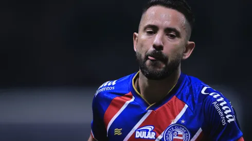 Everton Ribeiro durante confronto contra o Palmeiras no Campeonato Brasileiro.