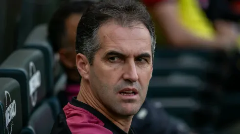 Léo Condé, ex-técnico do Vitória, durante partida contra o Cruzeiro no Mineirão pelo Campeonato Brasileiro.