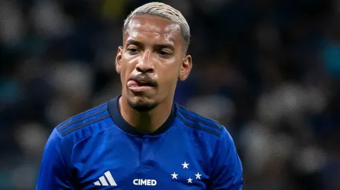 Matheus Pereira jogador do Cruzeiro durante partida contra o América-MG no estádio Mineirão pelo campeonato Mineiro 2024. Meio-campista está sendo criticado