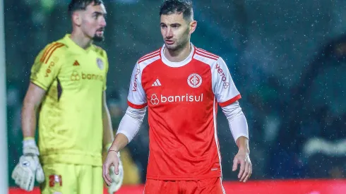 Lucas Alario jogador do Internacional durante partida contra o Juventude no estadio Alfredo Jaconi pelo campeonato Copa Do Brasil 2024. Centroavante deve ser vendido.