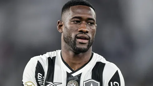 Bastos jogador do Botafogo durante partida contra o Cruzeiro no estadio Engenhao pelo campeonato Brasileiro A 2024. Direção está renovando com o defensor
