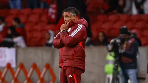 Roger Machado, técnico do Internacional, durante partida contra o Athletico-PR no Beira-Rio, pelo Campeonato Brasileiro.