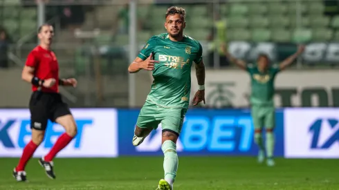 Daniel Jr jogador do America-MG comemora seu gol durante partida contra o Botafogo-SP no estadio Independencia pelo campeonato Brasileiro B 2024. Foto: Alessandra Torres/AGIF