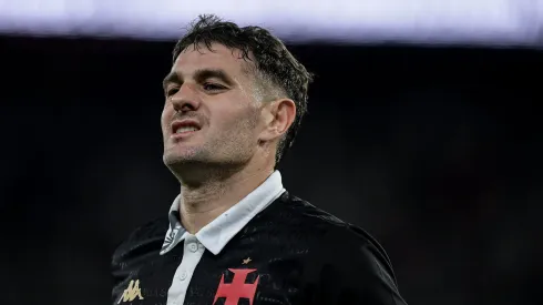 Vegetti, jogador do Vasco, durante partida contra o Fluminense no Nilton Santos, pelo Campeonato Brasileiro.