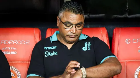 Roger Machado técnico do Juventude durante partida contra o Internacional no estádio Beira-Rio pelo campeonato Gaúcho 2024. Técnico tem nova baixa para o jogo