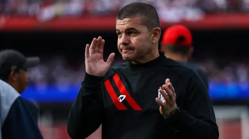 Umberto Louzer, técnico do Atletico-GO, durante partida contra o Sao Paulo no MorumBis, pelo Campeonato Brasileiro.