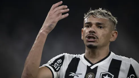 Tiquinho Soares, jogador do Botafogo, durante partida contra o Atletico-MG no Nilton Santos, pelo Campeonato Brasileiro.