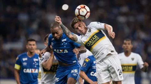 Jogador Dede do Cruzeiro disputa lance com Buffarini do Boca Juniors durante partida no estádio Mineirão pelo campeonato Copa Libertadores 2018. Foto: Pedro Vale/AGIF