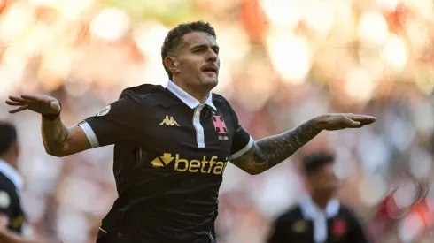Vegetti jogador do Vasco comemora seu gol durante partida contra o Flamengo no estádio Maracanã pelo campeonato Brasileiro A 2024.
