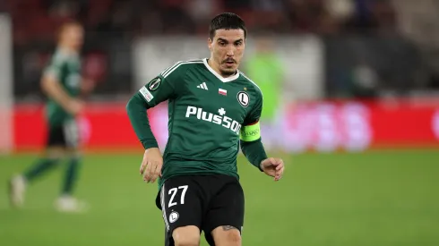 Josue Pesqueira do Legia Warszawa em ação durante a partida da UEFA Europa Conference League entre AZ Alkmaar x Legia Warszawa em 05 de outubro de 2023 em Alkmaar, Holanda. (Foto: Dean Mouhtaropoulos/Getty Images)