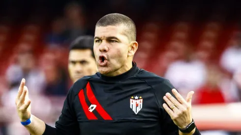 Umberto Louzer, treinador do Atlético-GO.