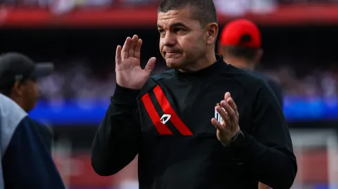 Umberto Louzer durante confronto contra o São Paulo no Brasileirão de 2024.