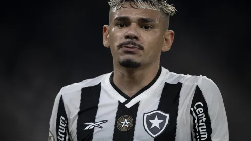 Tiquinho Soares durante confronto contra o Atlético-MG no Brasileirão de 2024.