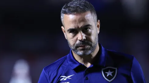 Artur Jorge durante confronto contra o São Paulo no Brasileirão 2024.